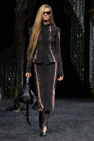 Look 15